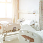 Leben retten durch Innovation – Wie intelligente Brandschutzmaßnahmen die Folgen von Bränden in Krankenhäusern und Pflege- und Altenheimen massiv reduzieren