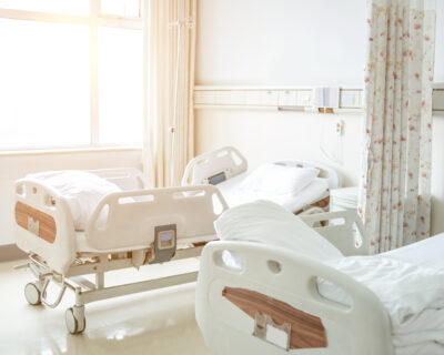 Leben retten durch Innovation – Wie intelligente Brandschutzmaßnahmen die Folgen von Bränden in Krankenhäusern und Pflege- und Altenheimen massiv reduzieren